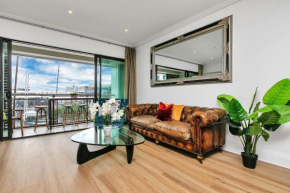 Glamorous Getaway - Heart of the Viaduct 'Quays'